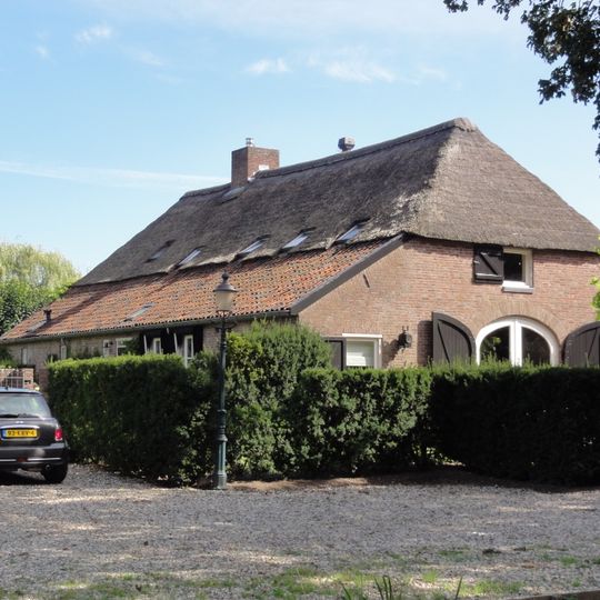 Boerderij onder hoog, met riet en pannen gedekt wolfdak