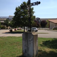 Croix de la nouvelle mairie à Béligneux