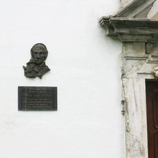 Pamětní deska Matěje Josefa Sychry na farní budově Žďárského kláštera