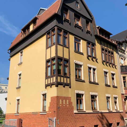 Mietshaus, nach rechts in geschlossener Bebauung Logenstraße 5