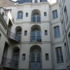 Cour Ovale