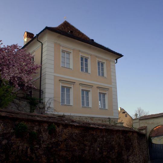 Dechantshof mit Wirtschaftsgebäuden und Mauer