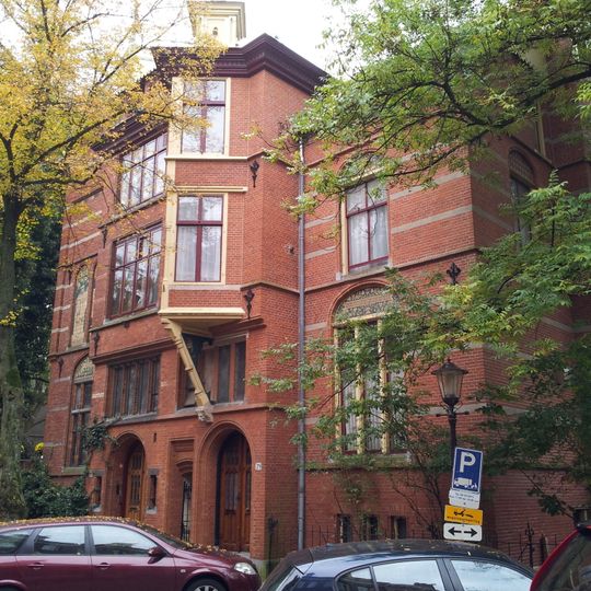 Woonhuis in een mengsel van neogotiek en neorenaissance.