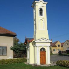 Zvonice na návsi v Sudově Hlavně u požární nádrže