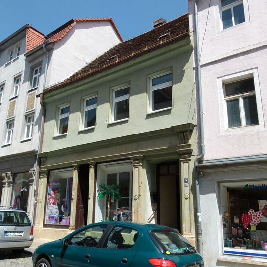 Wohnhaus mit Laden in geschlossener Bebauung Bahnhofstraße 5