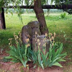 Kříž a socha v Kryrech u Jezerní ulice