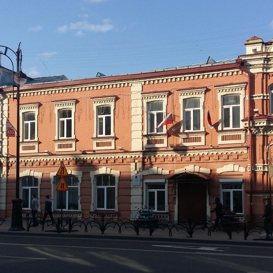 Дом жилой с торговыми лавками