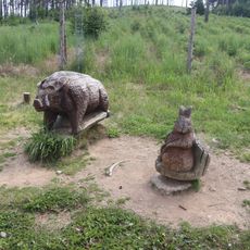 Sochy divočáka a zajíce