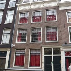 Pand met gevel onder rechte lijst met consoles