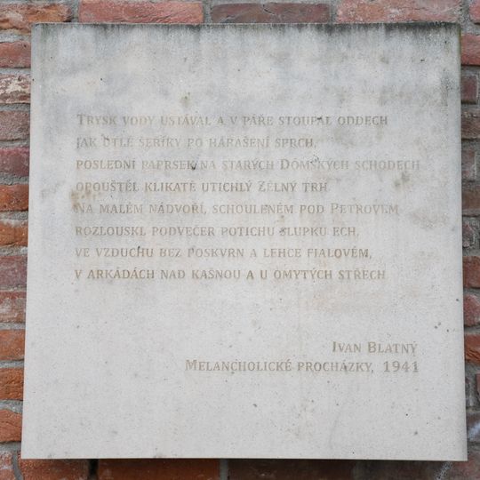Deska s citátem básně Ivana Blatného
