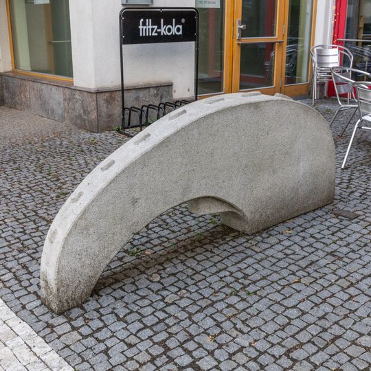 Plastika v ulici 5. května v Dobřichovicích