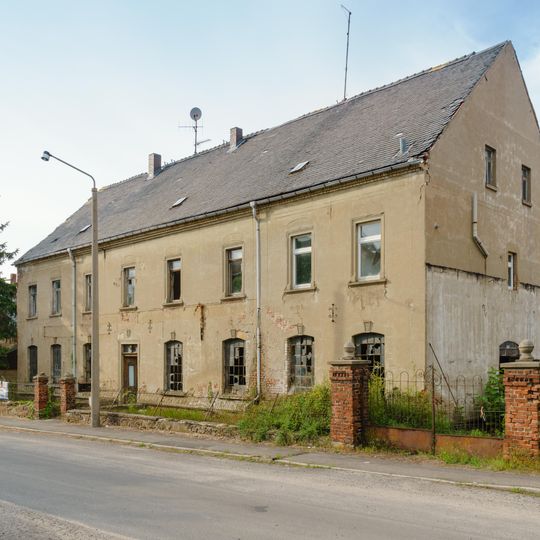 Wohn und Schlossereiwerkstattgebäude in offener Bebauung und Einfriedung Dahlen