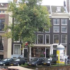 Pand met gevel onder rechte lijst en attiek