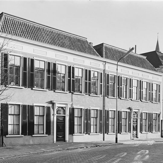 Groot herenhuis met gepleisterde lijstgevel