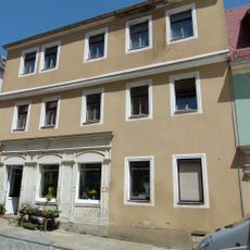 Wohnhaus mit Resten alter Ladengestaltung in geschlossener Bebauung und Ecklage Bahnhofstraße 9