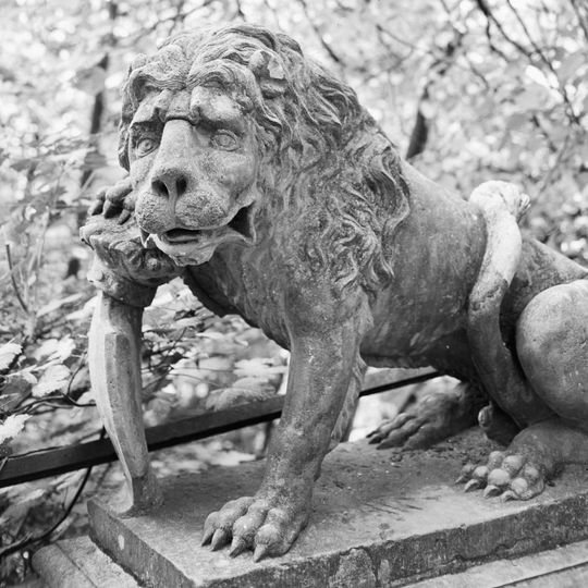 Epema State, wapenleeuwen aan weerszijden poortgebouw