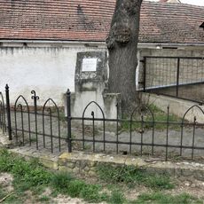 Pomník lípy svobody o domu 15 v Loucké