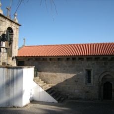 Igreja de São João da Ribeira incluindo o património móvel integrado e adro