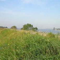 Restant van algemeen in zuidwest Nederland vanaf circa 1906 toegepast zeedijkverhogingssysteem, gedeeltelijk nog compleet met zogenaamde trapjesglooiïng aan de zeezijde