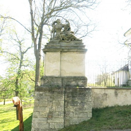 Socha Víra u kostela v Cítolibech