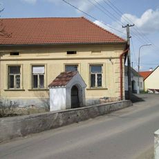 Výklenková kaple sv. Jana Nepomuckého na mostě v Mažicích