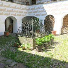 Kašna na nádvoří tvrze v Žumberku