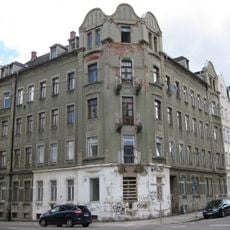 Mietshaus in geschlossener Bebauung in Ecklage; Stadlerstraße 13