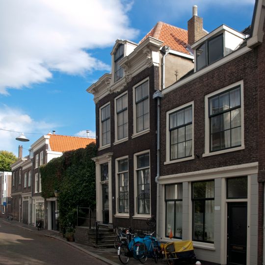 Lodewijk XV lijstgevel voor huis van souterrain, parterre en verdieping