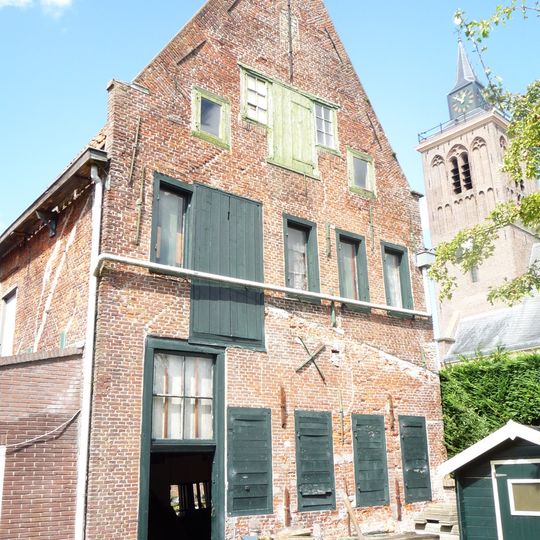 Huis met bakstenen achtergevel en zijgevel