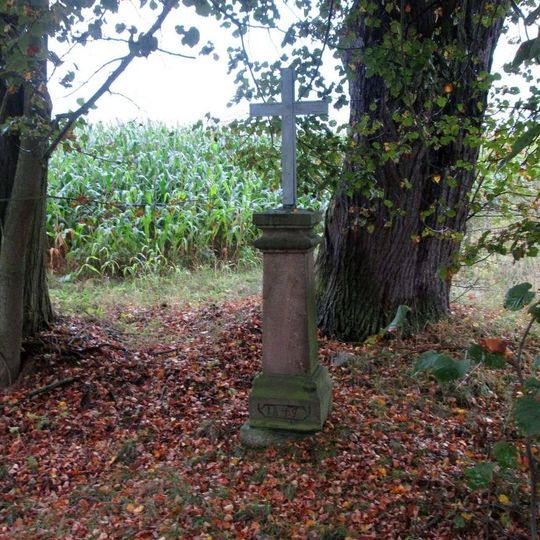 Kříž jižně od Mladotic u rozcestí