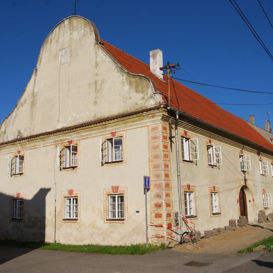 Rytířský dům v Miroticích