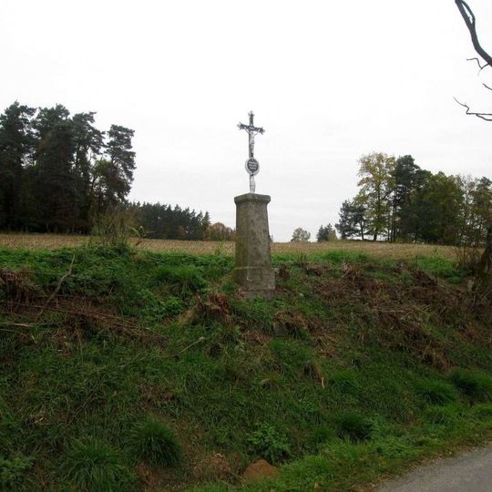 Kříž západně od Zahorčiček na svahu