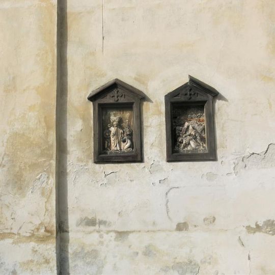 Kaplička VII. a VIII. zastavení křížové cesty na kostele ve Vratislavicích nad Nisou