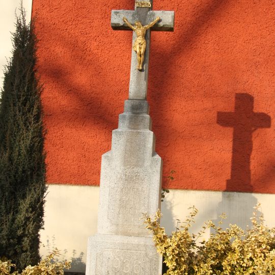 Kříž u kostela sv. Kateřiny ve Slavíkovicích