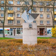 Pomník československým letcům a parašutistům na náměstí Dukelských hrdinů v Pardubicích