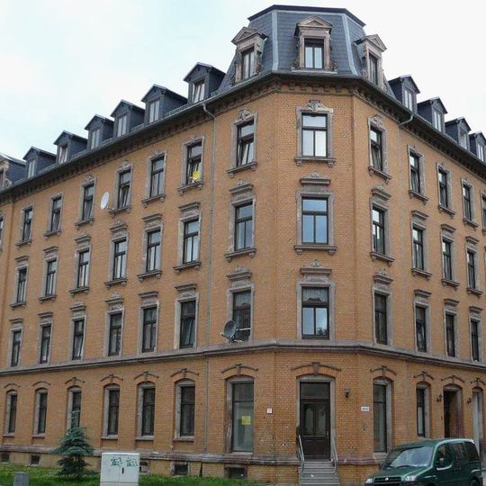 Mietshaus in geschlossener Bebauung in Ecklage mit Vorgarten zur Ottostraße Agnesstraße 1