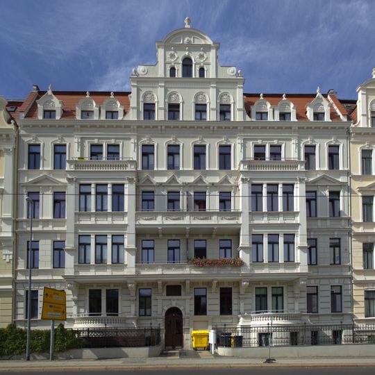 Wohnhaus in geschlossener Bebauung mit Einfriedung und Vorgarten Zittauer Straße 6