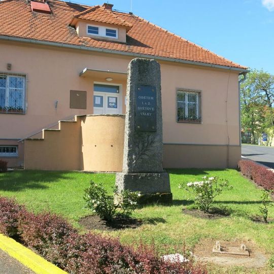 Pomník padlým na návsi v Čeradicích