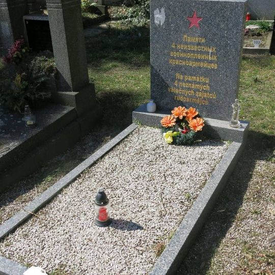 Pomník zemřelým zajatcům za kostelem v Brništi