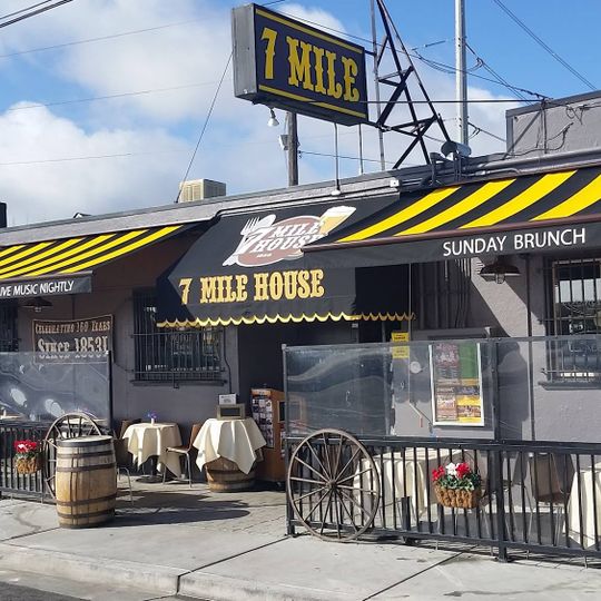 7 Mile House Sports Bar & Grill