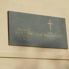 Pamětní deska Jaroslava Procházky na Skleněné vile v Lázních Toušeň