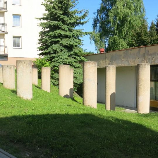 Betonová plastika Sloupy v Nádražní ulici v Jablonci nad Nisou