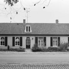 Dorpswoning onder een zadeldak met de nrs