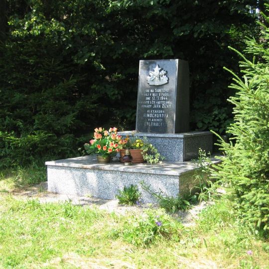 Pomník padlým partyzánům na okraji lesa u Santova