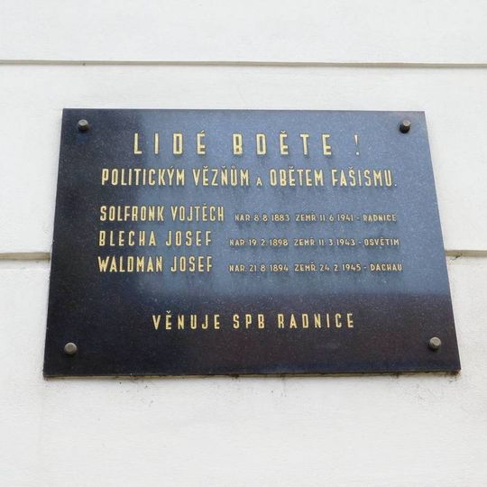 Pamětní deska obětem II. světové války na bývalé radnici v Radnicích