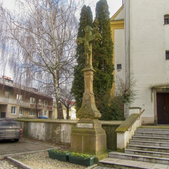 Kříž v Těšeticích u kostela
