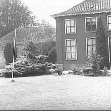 Lingestein: T-boerderij met middenlangsdeel