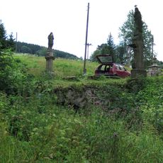 Kamenný most se sochami ve Zdobnici u kostela