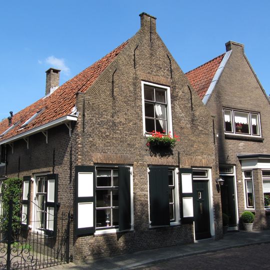 Pand met eenvoudige puntgevel, voorzien van vlechtingen