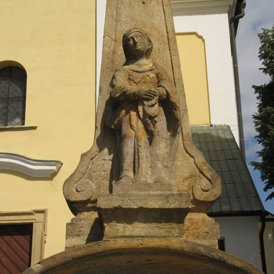 Kříž v Novém Malíně před kostelem